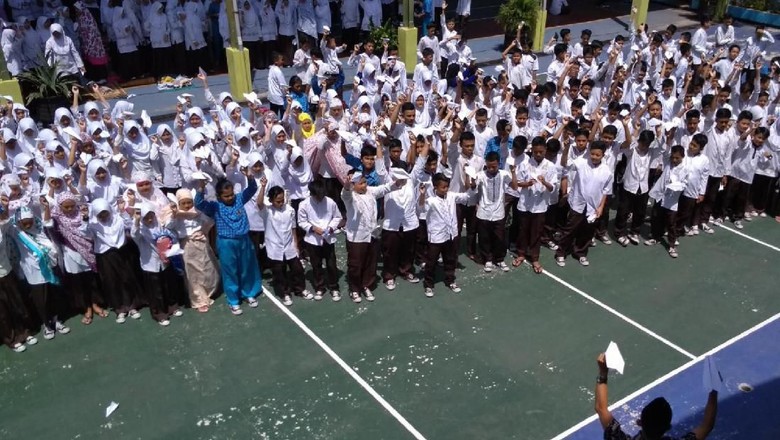 Doa untuk Habibie Terbang Bersama Pesawat Kertas Siswa SMP Banjar Doa untuk Habibie Terbang Bersama Pesawat Kertas Siswa SMP Banjar