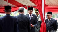 Presiden Joko Widodo (Jokowi) didapuk untuk menjadi inspektur upacara dalam acara pemakaman yang digelar secara militer.