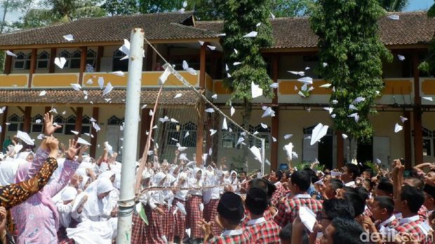 Siswa di Banjarnegara Terbangkan Ratusan Pesawat Kertas untuk BJ Habibie