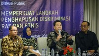(Kanan-kiri) Karopenmas Div Humas Polri Brigjen Pol Dedi Prasetyo, Anggota DPR RI Charles Honoris, Anggota Ombudsman RI Ninik Rahayu, Komisioner Komnas HAM Hairansyah dan Juru Bicara BIN Wawan Purwanto berbicara dalam diskusi publik di Jakarta, Kamis (12/9/2019).
