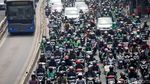 Antusias Warga Saksikan Iring-Iringan Mobil Jenazah Habibie