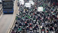 Puluhan warga juga nampak mengiringi rombongan mobil jenazah BJ Habibie menggunakan kendaraan pribadi yang akan menuju ke TMP Kalibata.