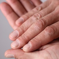 Kuku yang bersih dan dipotong pendek memberi kesan bahwa pria tersebut bisa merawat diri. Tidak perlu harus perawatan manikur/pedikur. Cukup dengan rajin potong kuku dan pakai krim pelembap. Foto: iStock