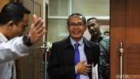 Alexander Marwata tiba di ruang rapat Komisi III DPR, Kamis (12/9/2019).
