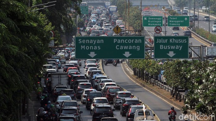 Tiga ruas jalan protokol di Jakarta dibebaskan dari ganjil genap pagi ini. Hal itu dilakukan untuk memudahkan masyarakat yang hendak melayat Almarhum BJ Habibie