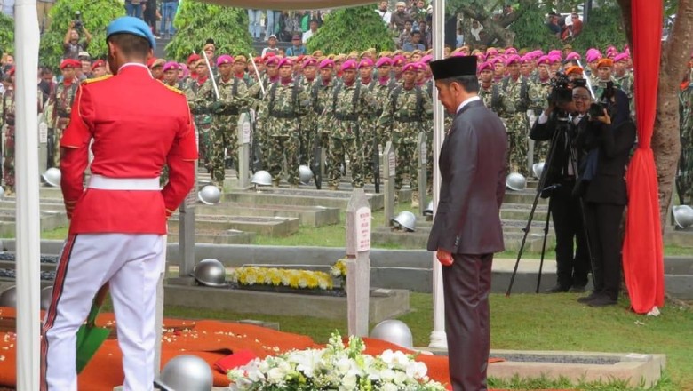 Lepas Kepergian BJ Habibie, Jokowi: Selamat Jalan Mr Crack Lepas Kepergian BJ Habibie, Jokowi: Selamat Jalan Mr Crack