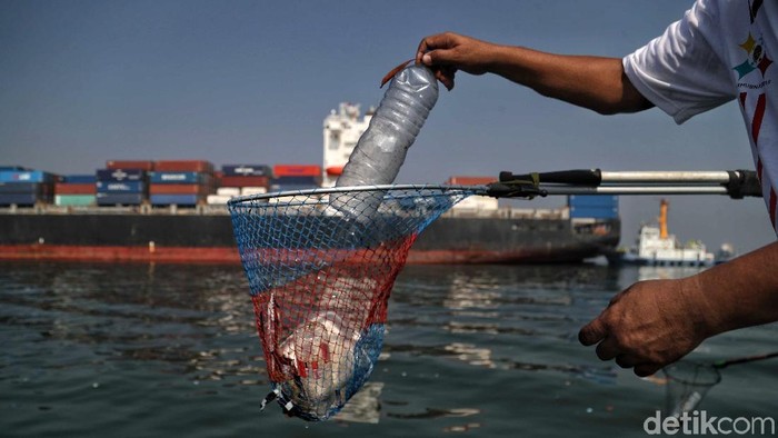 Sejumlah petugas membersihkan sampah plastik di laut kawasan Tanjung Priok. Hal itu dilakukan untuk sambut Hari Perhubungan Nasional 17 September mendatang.