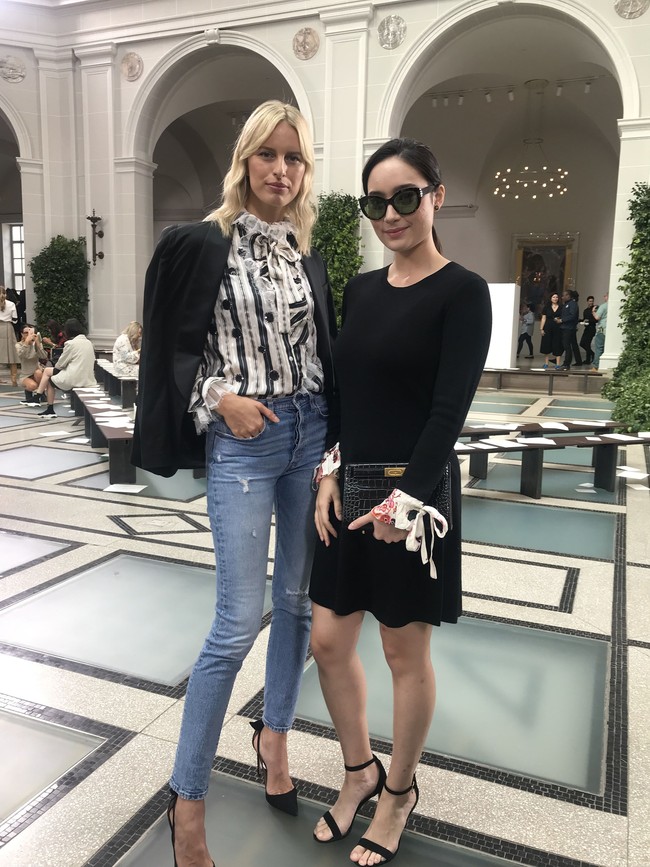 Di fashion show Tory Burch, Tatjana sempat berfoto dengan sejumlah insan fashion dunia. Salah satunya model Karolina Kurkova. (Foto: Tory Burch/Time International)