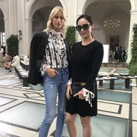 Di fashion show Tory Burch, Tatjana sempat berfoto dengan sejumlah insan fashion dunia. Salah satunya model Karolina Kurkova. (Foto: Tory Burch/Time International)