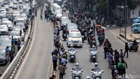 Iringan mobil Jenazah Hyundai H-1 dan pengawalan aparat polisi Honda Gold Wing mengantarkan jenazah ke TMP Kalibata.