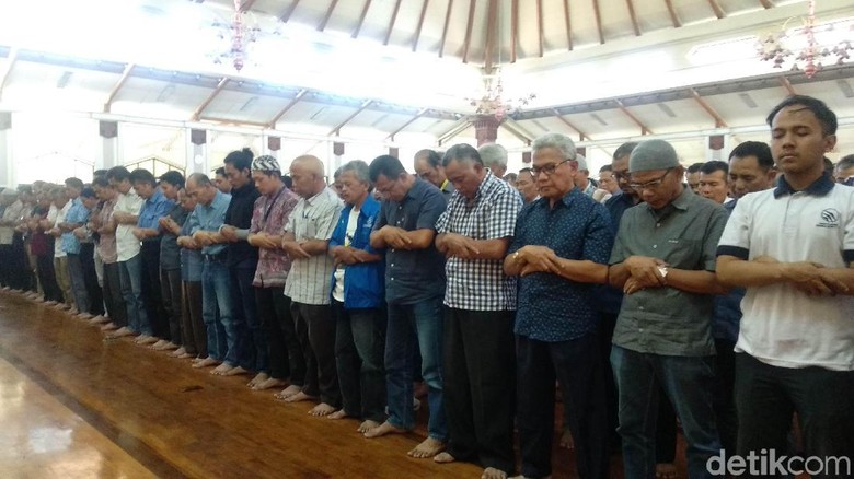 Ribuan Pegawai PT DI Salat Gaib Doakan dan Kenang BJ Habibie Ribuan Pegawai PT DI Salat Gaib Doakan dan Kenang BJ Habibie