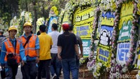 Rencananya jenazah BJ Habibie akan di makamkan di TMP Kalibata siang nanti tepat bersebelahan liang lahatnya dengan sang istri tercinta Ainun.