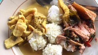 Selain sayur lodeh dengan isian beragam sayuran, lauk yang enak buat nasi penggel adalah aneka jeroan sapi yang dimasak empuk dengan kuah kuning yang gurih. Foto : Instagram @buf.eat