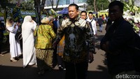 Ketua DPR Bambang Soesatyo (Bamsoet) juga melayat ke rumah duka.