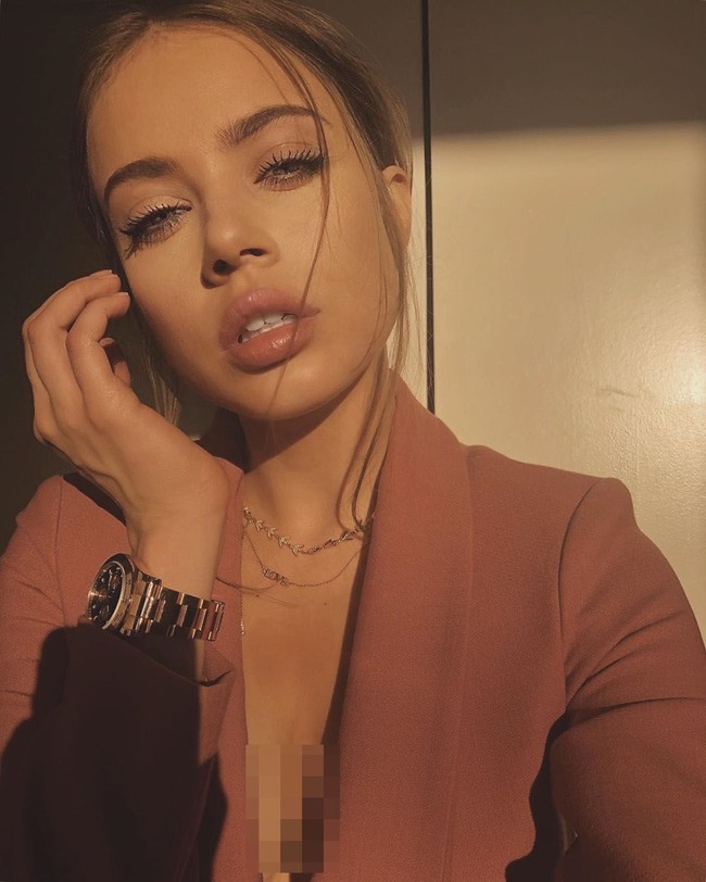 Melihat hal tersebut, sejumlah netizen pun meminta wanita Rusia/Swiss/Italia tersebut untuk mengubah keterangan dalam fotonya. Beberapa orang menganggap jika tulisannya itu kurang pantas. Foto: Instagram @xenia