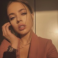 Melihat hal tersebut, sejumlah netizen pun meminta wanita Rusia/Swiss/Italia tersebut untuk mengubah keterangan dalam fotonya. Beberapa orang menganggap jika tulisannya itu kurang pantas. Foto: Instagram @xenia