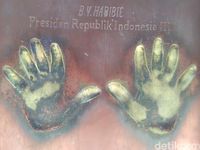 Tapak tangan BJ Habibie di Taman Pintar Yogya (Usman Hadi/detikcom)