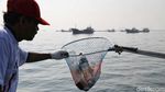 Aksi Bersihkan Sampah Laut Sambut Hari Perhubungan Nasional