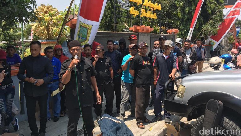 Demo Pengurus KONI Kota Mojokerto Tuntut Kadispora Dicopot, Ini Pemicunya Demo Pengurus KONI Kota Mojokerto Tuntut Kadispora Dicopot, Ini Pemicunya