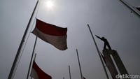 Pemerintah telah mengimbau pengibaran bendera Merah-Putih setengah tiang hingga Sabtu (14/9). Imbauan mengibarkan bendera setengah tiang ini tertuang melalui surat B-1010/M.Sesneg/Set/TU.0010912019 11 September 2019.