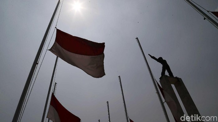 Bendera merah putih setengah tiang juga dikibarkan di kawasan Lapangan Banteng, Jakarta Pusat, Kamis (12/9/2019). Bendera itu dikibarkan sebagai bentuk penghormatan atas wafatnya BJ Habibie.