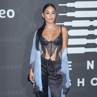 Vanessa Hudgens tampil menggodan dalam padanan lingerie dan celana panjang yang dibungkus jubah yang flowy. Foto: Getty Images