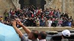 Warga Ramai-ramai Abadikan Kedatangan Jenazah BJ Habibie