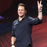 Pakai kemeja yang dikancingkan penuh atau hanya dibuka satu kancing di bagian paling atas, dan menggulungnya hingga sebatas siku, membuat pria terlihat kasual tapi tetap rapi. Foto: Frazer Harrison/Getty Images