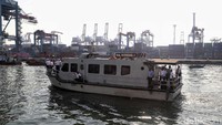 Para petugas gabungan tersebut dibagi menjadi beberapa kelompok dan menggunakan perahu untuk melakukan aksi bersih-bersih sampah plastik di laut.