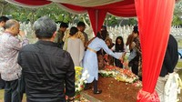 Di momen itu, keluarga Habibie juga bertemu dengan peziarah lain. 