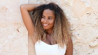 Amber Gill, juara reality show Love Island berhasil menjadi miliyuner baru. Ia berhasil mendapatkan kontrak senilai Rp 17,3 miliar.
