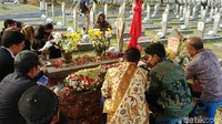 Di makam Habibie dan Ainun, keluarga tampak khusyuk membacakan Surat Yasin. 
