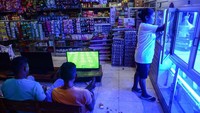 Dalam satu lokasi warung itu juga terdapat tempat air isi ulang.