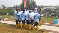Pada pukul 13.30 WIB jenazah adik Boy William itu tiba di area pemakaman.
