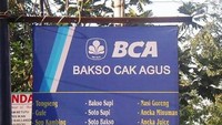 Kalau sedang tidak konsentrasi, bisa-bisa Anda keliru menganggap warung makan ini ATM. Logo dan namanya persis dengan bank ternama, hanya singkatannya saja yang beda. Foto: Istimewa