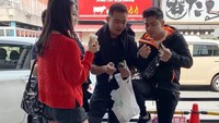 Momen yang satu ini memperlihatkan kekompakkan antara Boy William dan adiknya Raymond Hartanto menikmati es krim cone saat berlibur ke luar negeri. Foto : Instagram @boywilliam17
