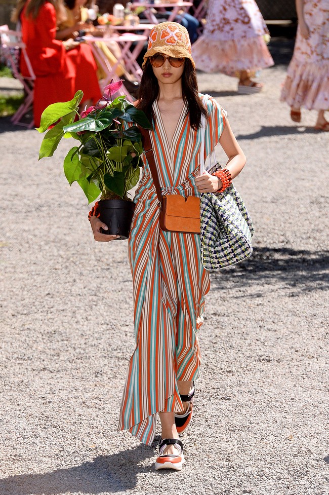 Fashion show koleksi terbaru Kate Spade, New York Fashion Week Spring 2020 digelar di Elizabeth Street Garden, Manhattan, Sabtu (07/09/2019). [Photo by Noam Galai/Getty Images]