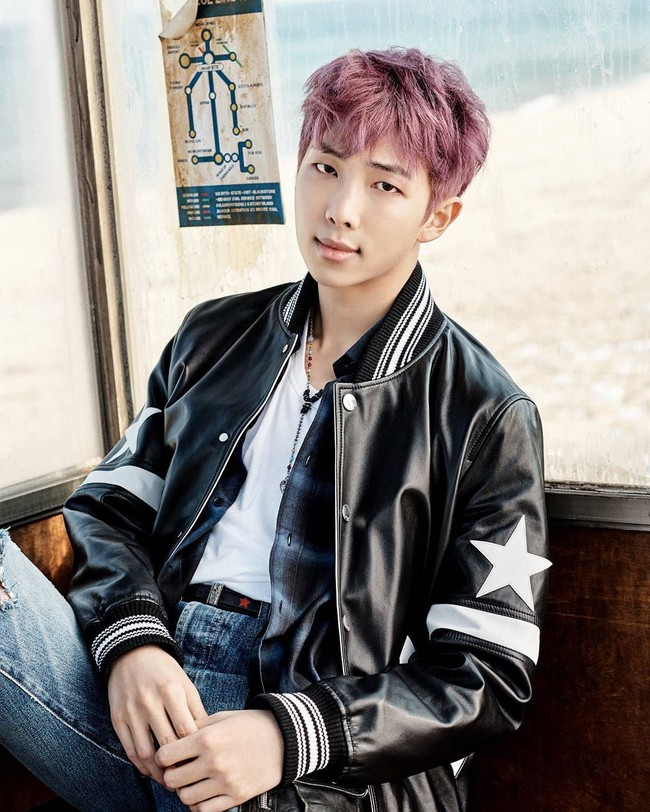 1. RM BTSTak salah memang jika menyebut RM BTS menjadi salah satu idol yang diramalkan akan banyak harta. Leader BTS tersebut sudah menjual jutaan album dan meraih kesuksesan secara global. Rapper tersebut pun selalu punya imej yang baik, terlebih pernah berbicara di markas PBB. Banyak penggemar meramalkan ia bisa menjadi CEO suatu hari nanti.  Foto: Instagram