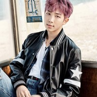1. RM BTSTak salah memang jika menyebut RM BTS menjadi salah satu idol yang diramalkan akan banyak harta. Leader BTS tersebut sudah menjual jutaan album dan meraih kesuksesan secara global. Rapper tersebut pun selalu punya imej yang baik, terlebih pernah berbicara di markas PBB. Banyak penggemar meramalkan ia bisa menjadi CEO suatu hari nanti.  Foto: Instagram