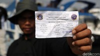 Seorang penumpang menunjukkan tiket kapal ke Kepulauan Seribu.