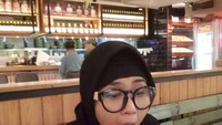 Saat masih sehat, Ria selalu terlihat antusias ketika makan. Salah satunya pose ketika siap menyantap semangkuk pho ini. Mulutnya tak sabar menyantap mie ala Vietnam.  Foto: instagram @riairawan