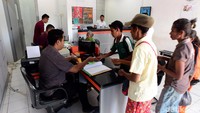 Para petugas Bank BRI melayani para nasabah di BRI Unit Baa dan BRI Unit Busulangga, Pulau Rote, Nusa Tenggara Timur.