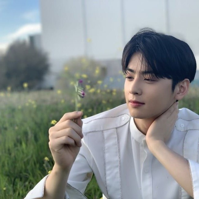 3. Eunwoo ASTROEunwoo dikenal sebagai pemilik wajah jenius. Tak hanya tampan, wajahnya yang proposional juga bisa menjadi petunjuk bawah Eunwoo akan semakin sukses. Eunwoo yang merupakan member Astro itu dikenal sering bermain drama dan mulai sering melakukan fanmeeting. Foto: Instagram