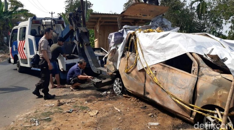 Bangkai Mobil Tempat Jasad Pupung dan Dana Dibakar Dievakuasi Bangkai Mobil Tempat Jasad Pupung dan Dana Dibakar Dievakuasi