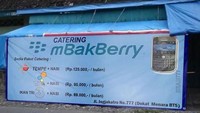Entah benar atau tidak, spanduk ini menampilkan katering Mbakberry. Harga mie dan nasi Rp 90.000 per bulan. Foto: Istimewa