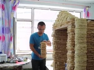 Wow! 2.000 Bungkus Mie Instan Disulap Jadi Rumah Mainan Anak-anak