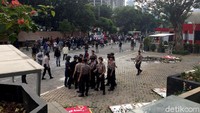 Kain hitam dan karangan bunga itu sebelumnya menjadi simbol dari pegawai KPK dan aktivis antikorupsi terkait revisi UU KPK dan proses seleksi capim KPK yang dianggap bermasalah.