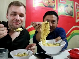 Begini Ekspresi Bule Jerman Saat Diajak Makan di Warkop