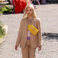 Fashion show koleksi terbaru Kate Spade, New York Fashion Week Spring 2020 digelar di Elizabeth Street Garden, Manhattan, Sabtu (07/09/2019). [Photo by Noam Galai/Getty Images]