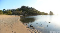 Salah satu pantai yang memiliki pesona alam memukau di Pulau Rote, Nusa Tenggara Timur, adalah Pantai Termanu.